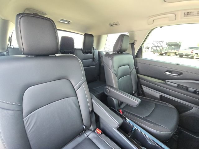 Used 2025 Nissan Pathfinder SL w/ SL Premium Package image 16