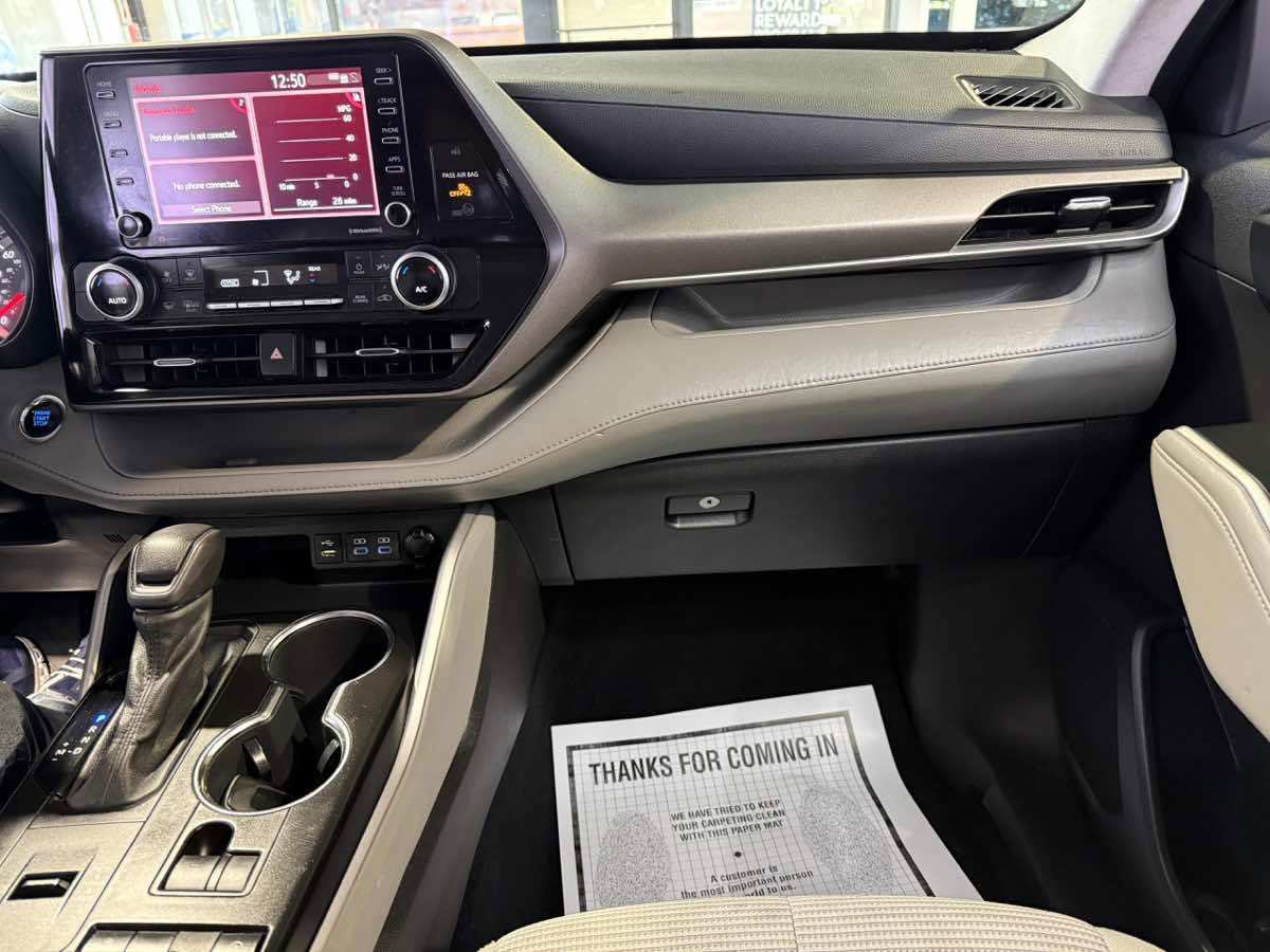 Used 2022 Toyota Highlander L FWD image 21
