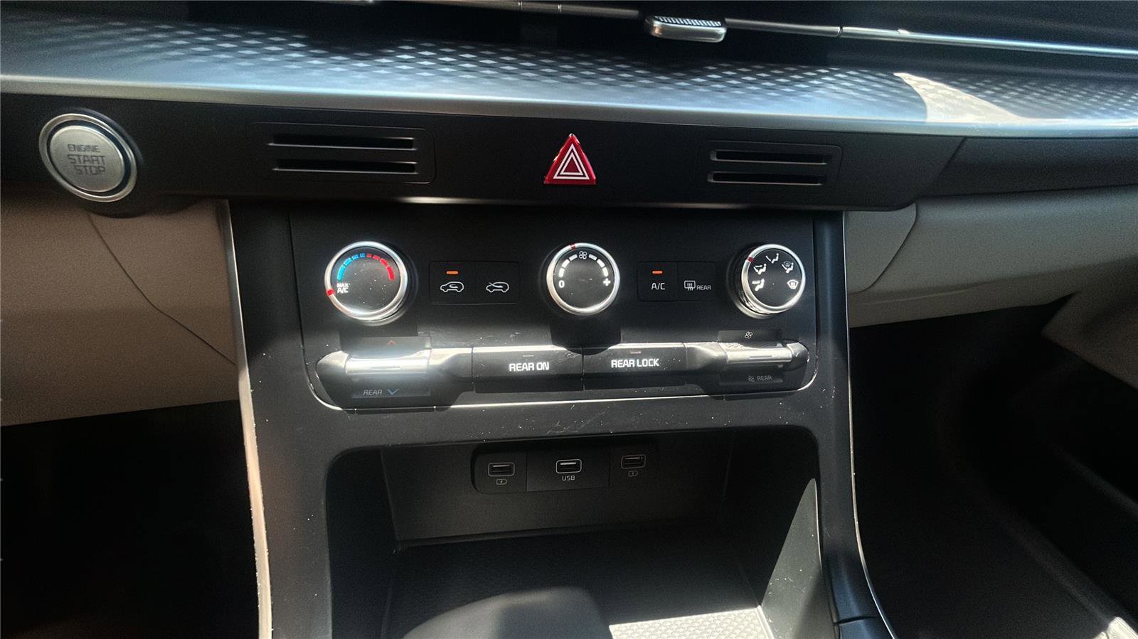 Used 2024 Kia Carnival LX FWD image 18