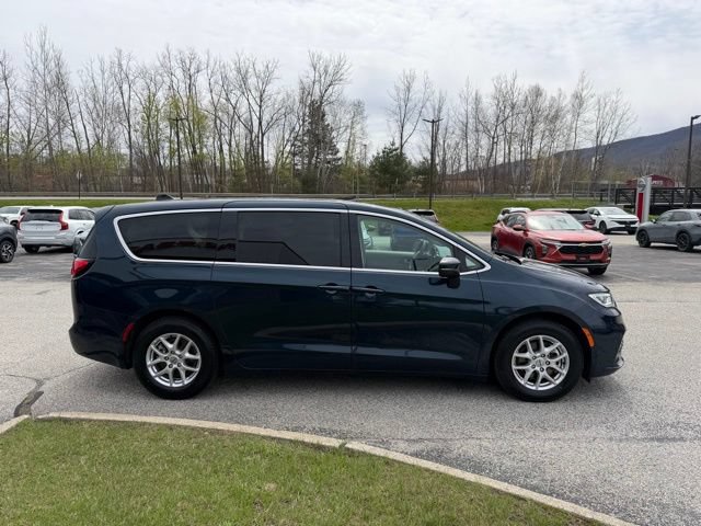Used 2023 Chrysler Pacifica Touring-L FWD image 2