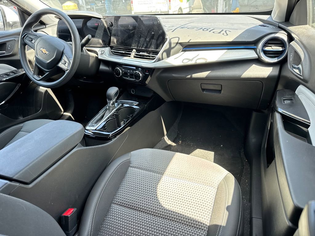 Used 2024 Chevrolet Trax LT w/ Sunroof Package FWD image 14