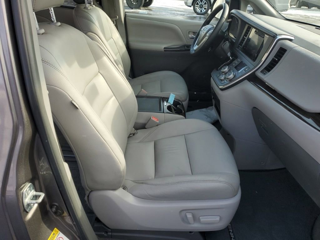 Used 2015 Toyota Sienna XLE image 29