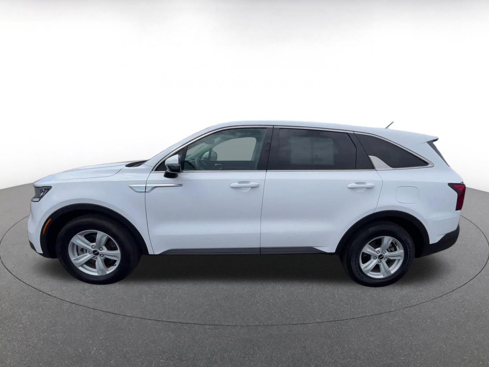 Used 2023 Kia Sorento LX image 9