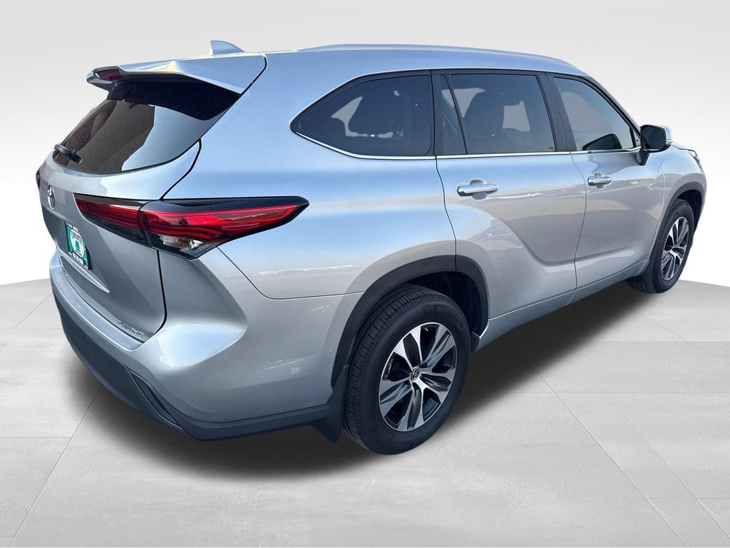 Used 2023 Toyota Highlander XLE AWD/4WD image 6