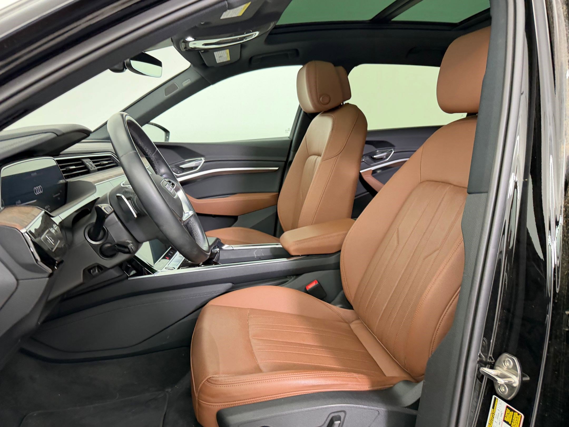 Certified 2022 Audi e-tron Premium Plus w/ Premium Plus Package AWD/4WD image 5