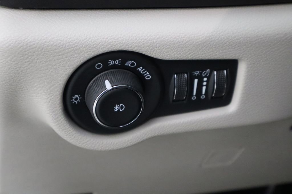 Used 2024 Chrysler Pacifica Touring-L image 23