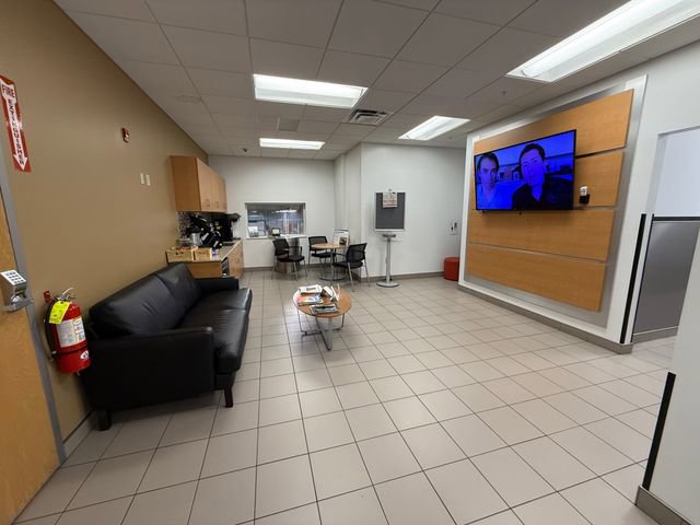 Used 2025 Chrysler Pacifica Select image 35