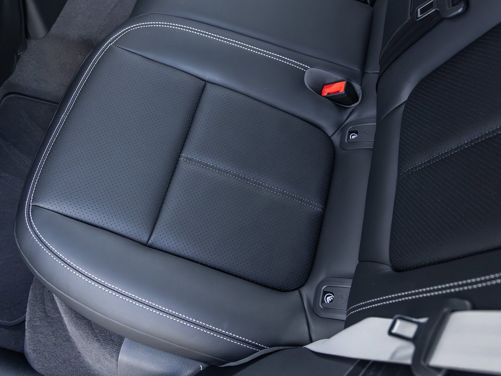 New 2026 Porsche Macan Turbo image 36