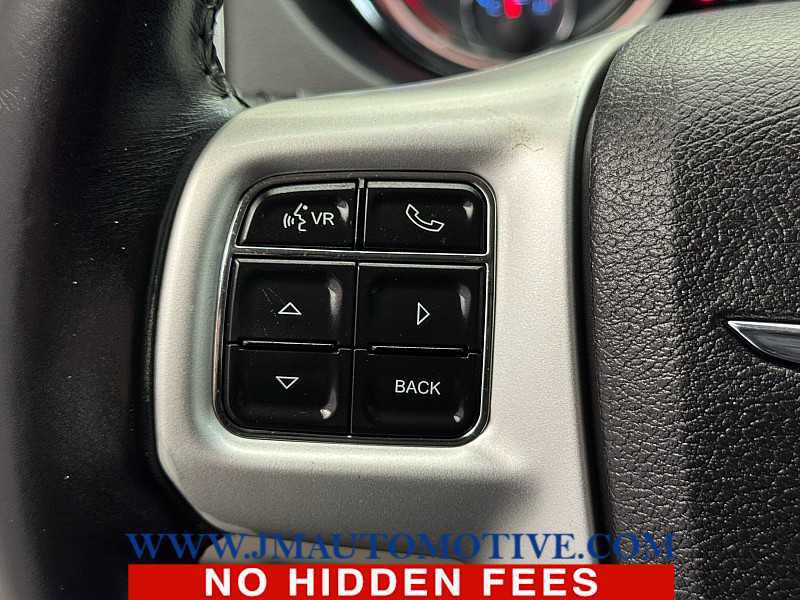 Used 2014 Chrysler Town & Country Touring image 39