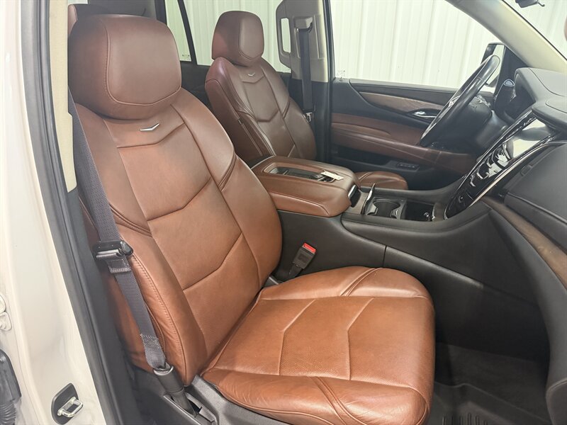 Used 2017 Cadillac Escalade Premium Luxury w/ LPO, Radiant Package AWD/4WD image 21