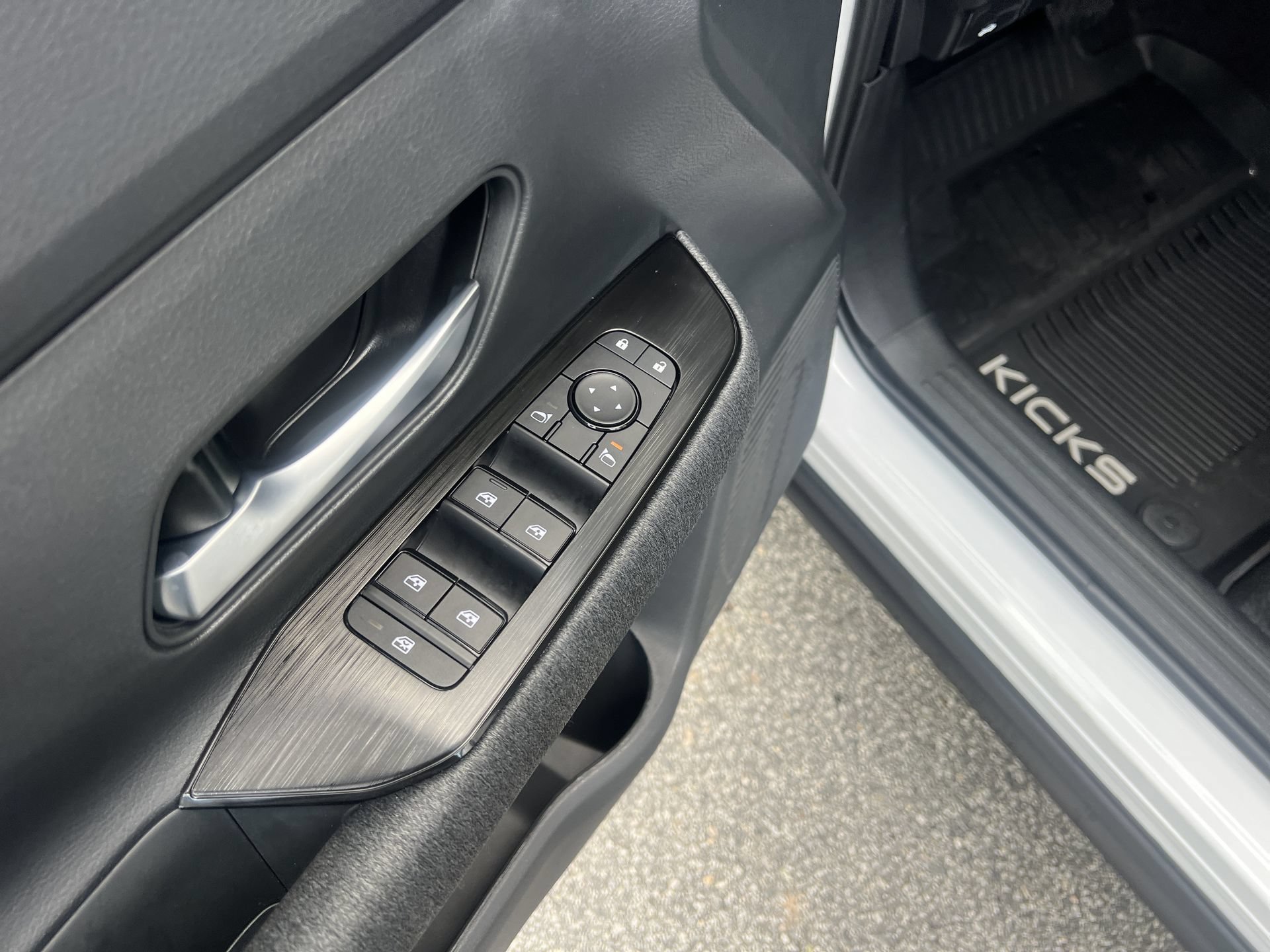 Used 2026 Nissan Kicks SV w/ SV Premium Package FWD image 18