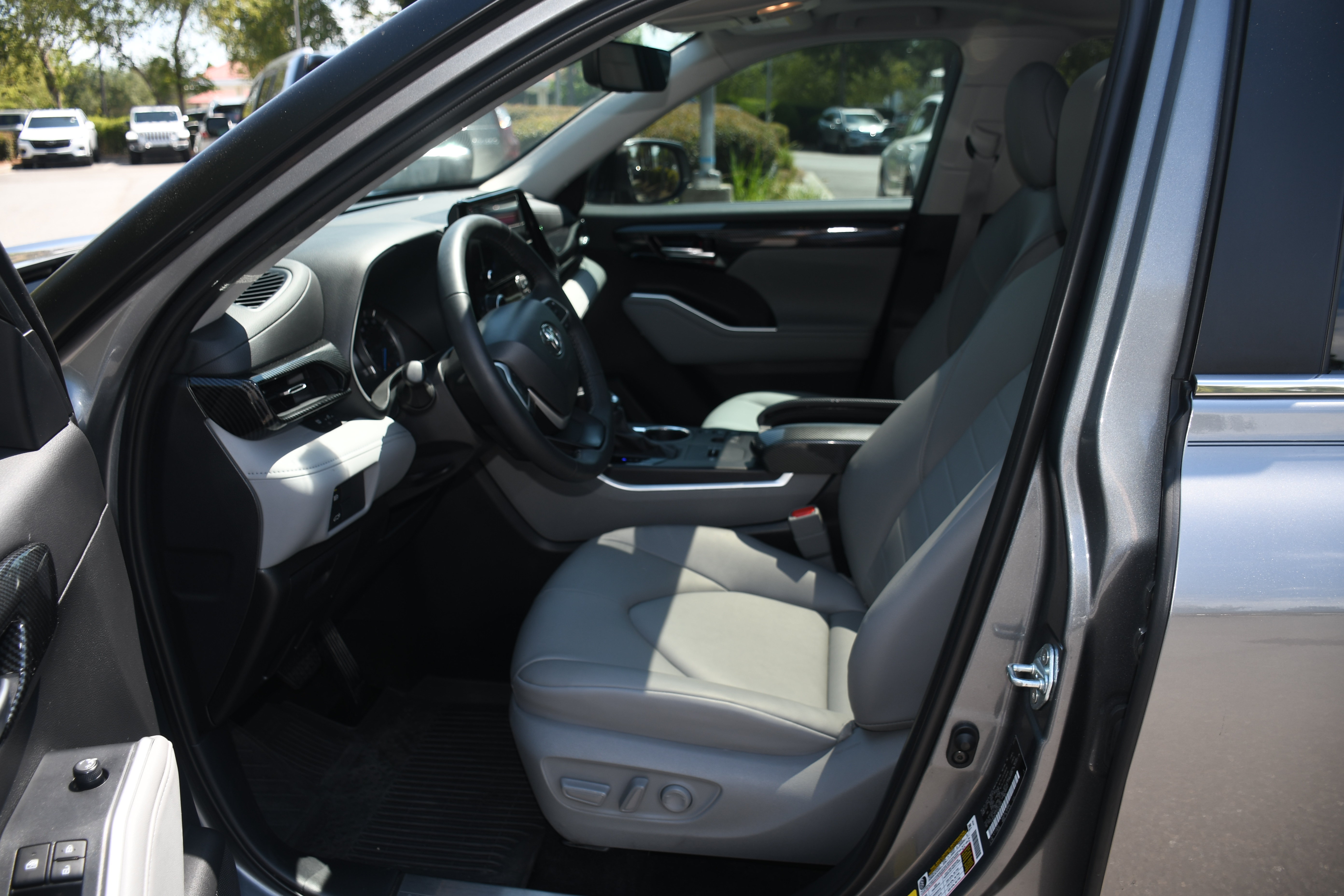 Used 2025 Toyota Highlander XLE AWD/4WD image 8