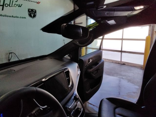 Used 2025 Chrysler Pacifica Select image 24