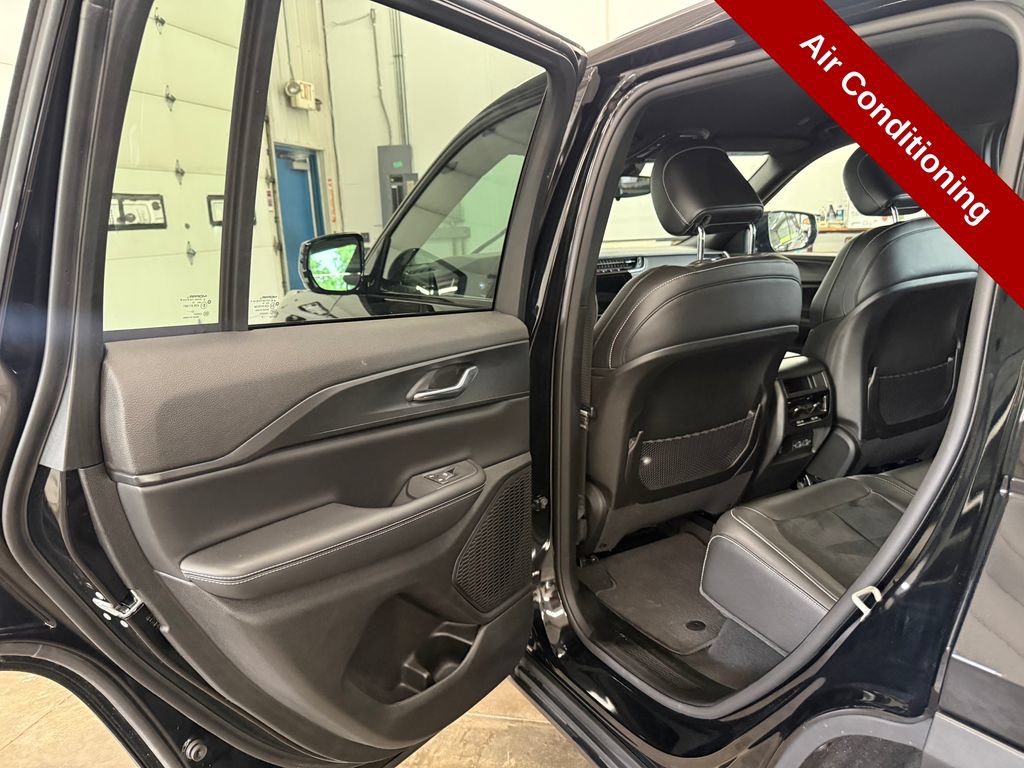 Used 2024 Jeep Grand Cherokee Altitude AWD/4WD image 31