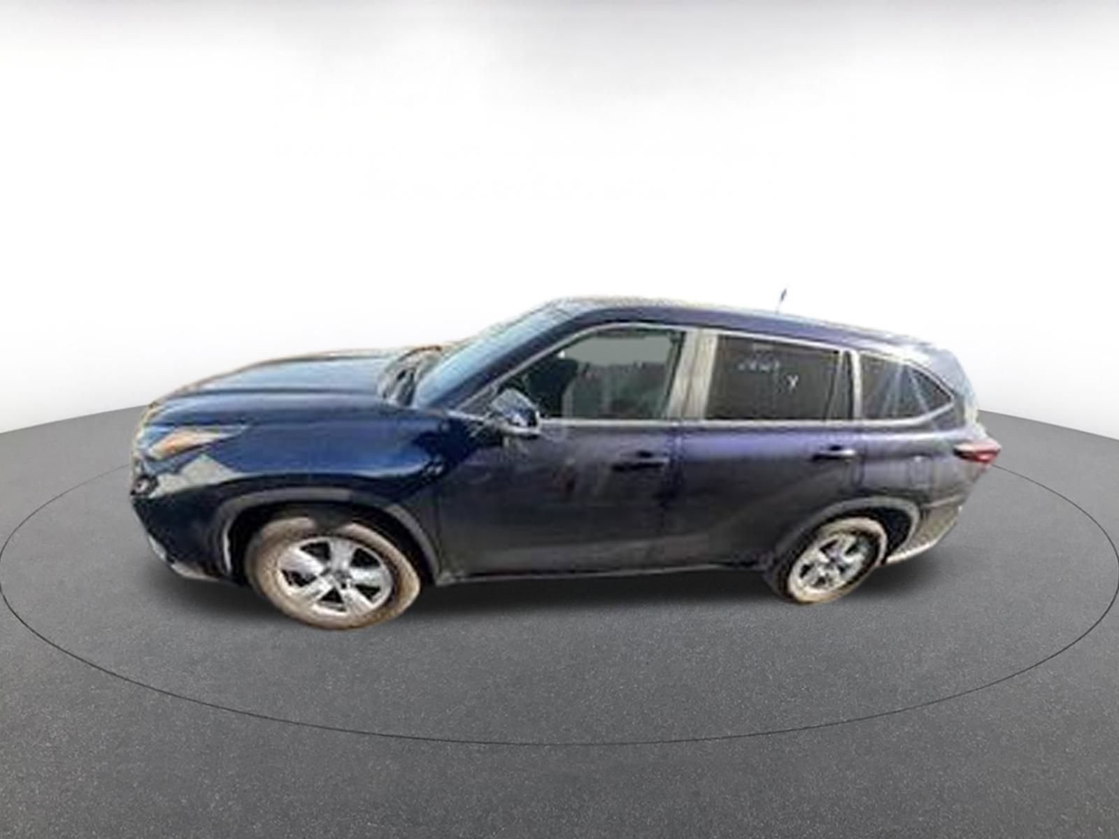 Used 2025 Toyota Highlander LE image 4