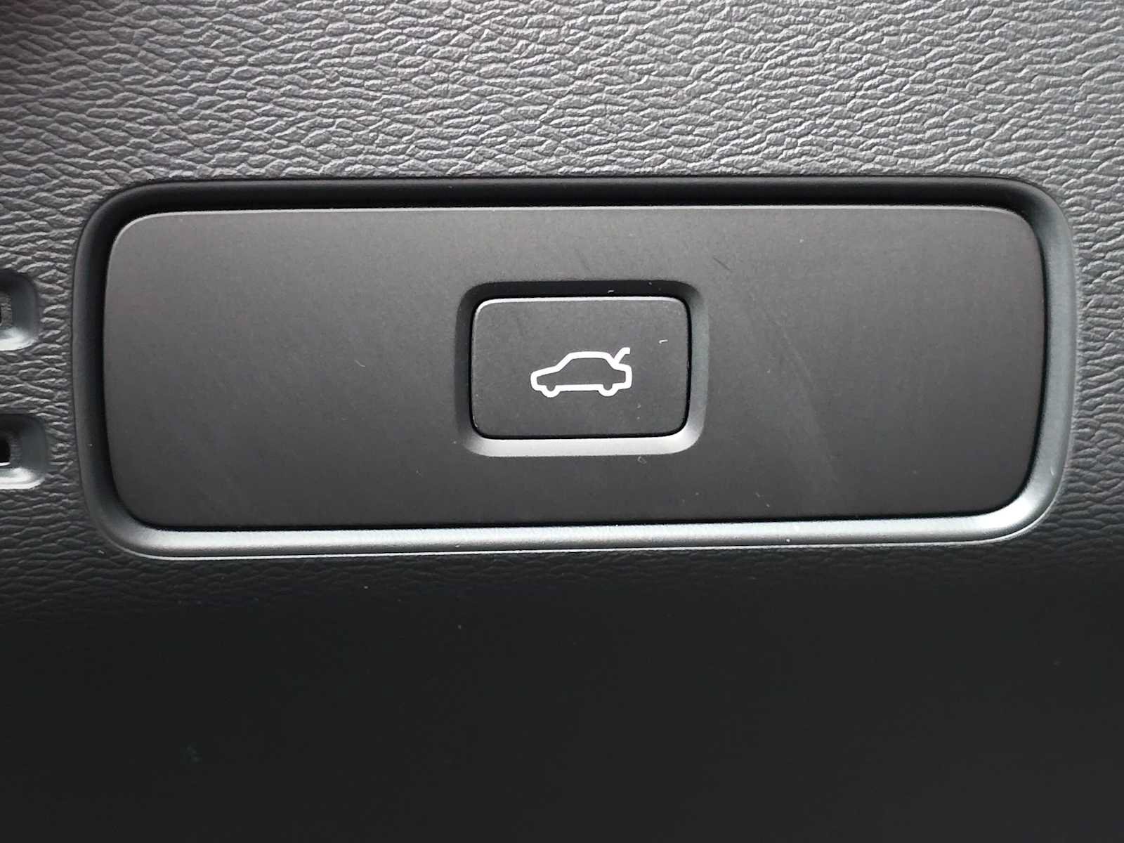 Certified 2023 Volvo C40 P8 Recharge Ultimate w/ Protection Package Premier AWD/4WD image 32