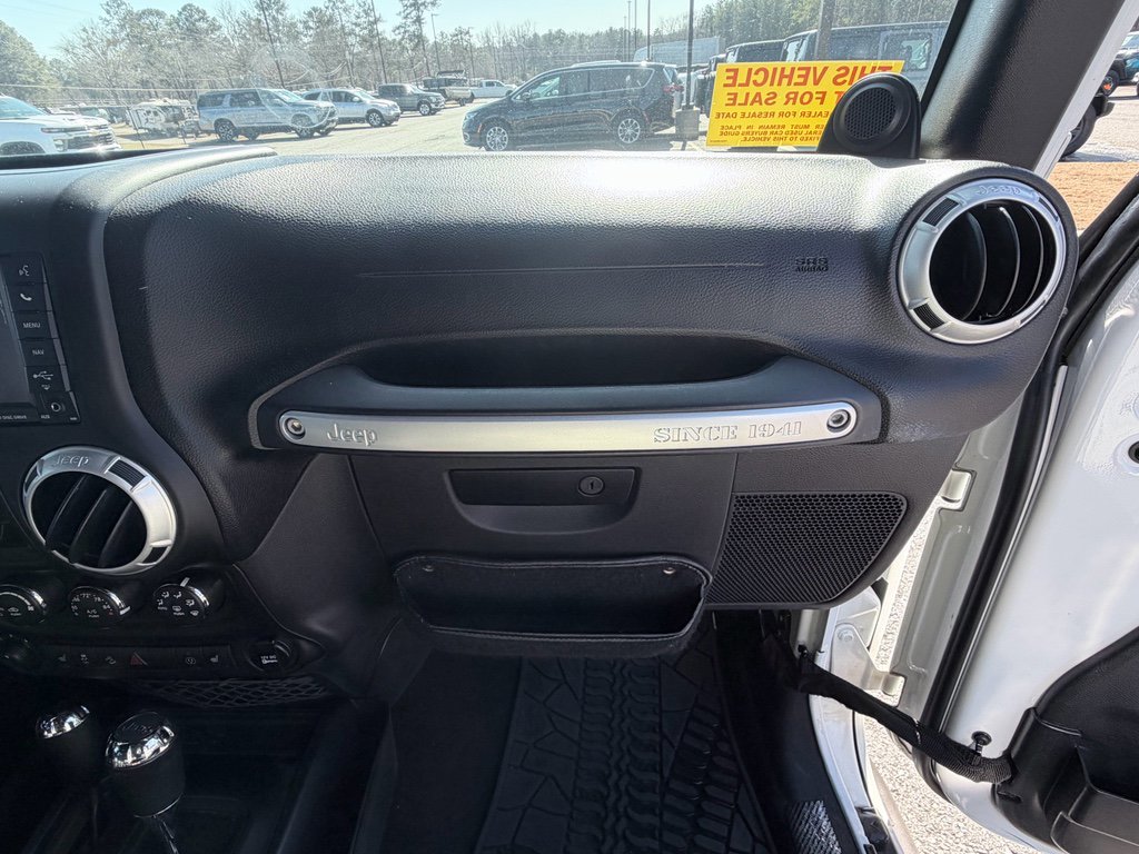 Used 2014 Jeep Wrangler Unlimited Rubicon w/ Connectivity Group image 17