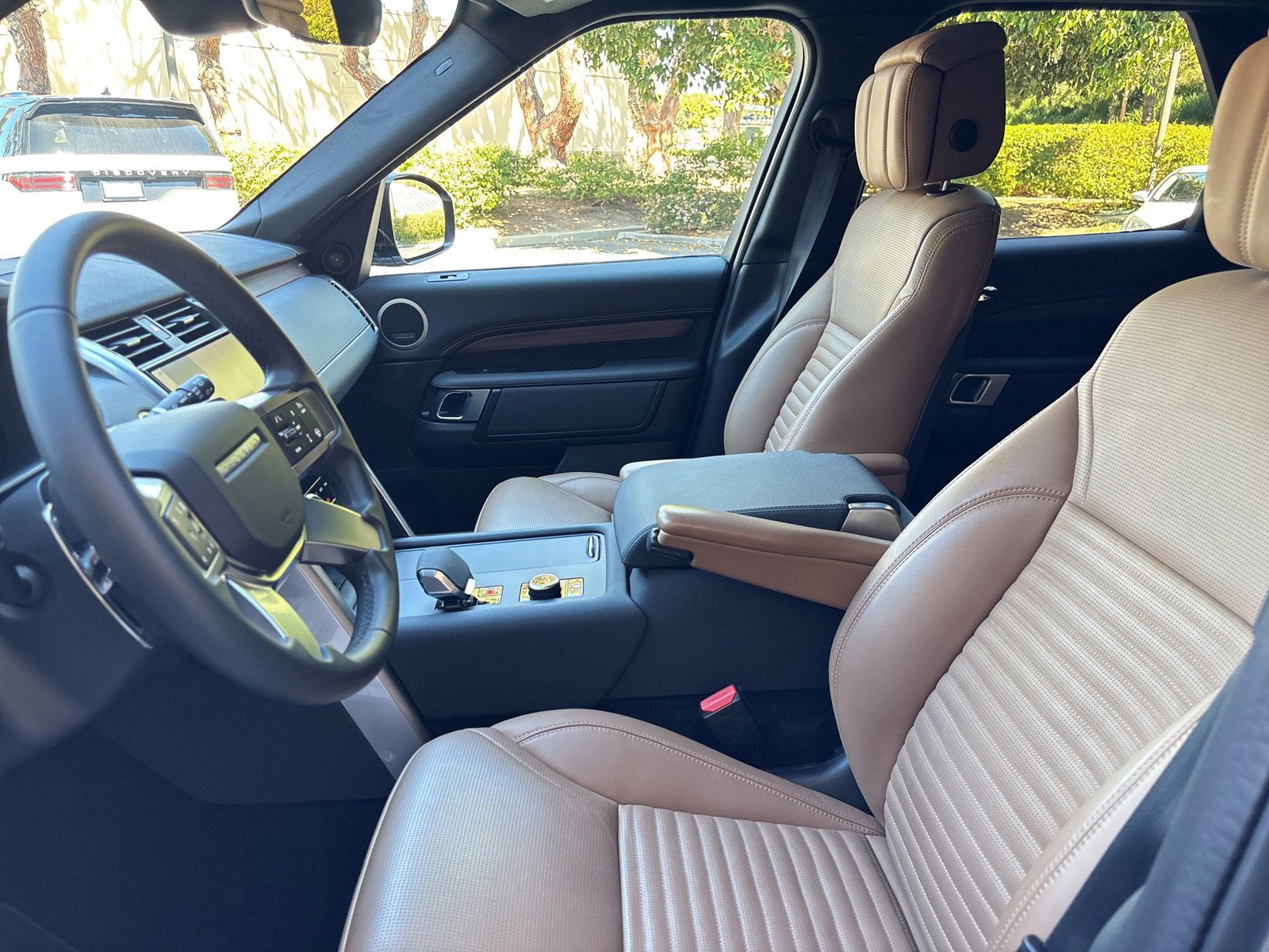 Used 2024 Land Rover Discovery Dynamic SE image 5