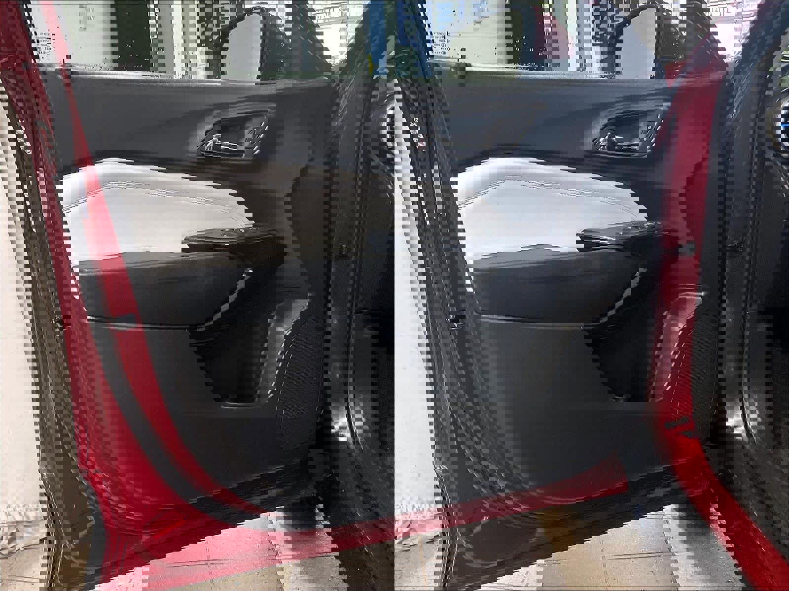 Used 2025 Chevrolet Trax LT w/ LT Convenience Package FWD image 9