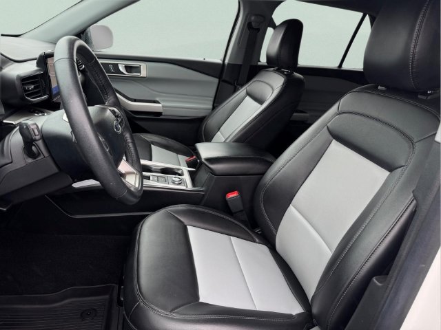 Used 2024 Ford Explorer XLT w/ Equipment Group 202A AWD/4WD image 16