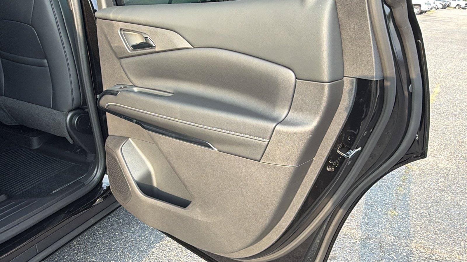 New 2027 Chevrolet Traverse LT w/ Midnight/Sport Edition FWD image 19