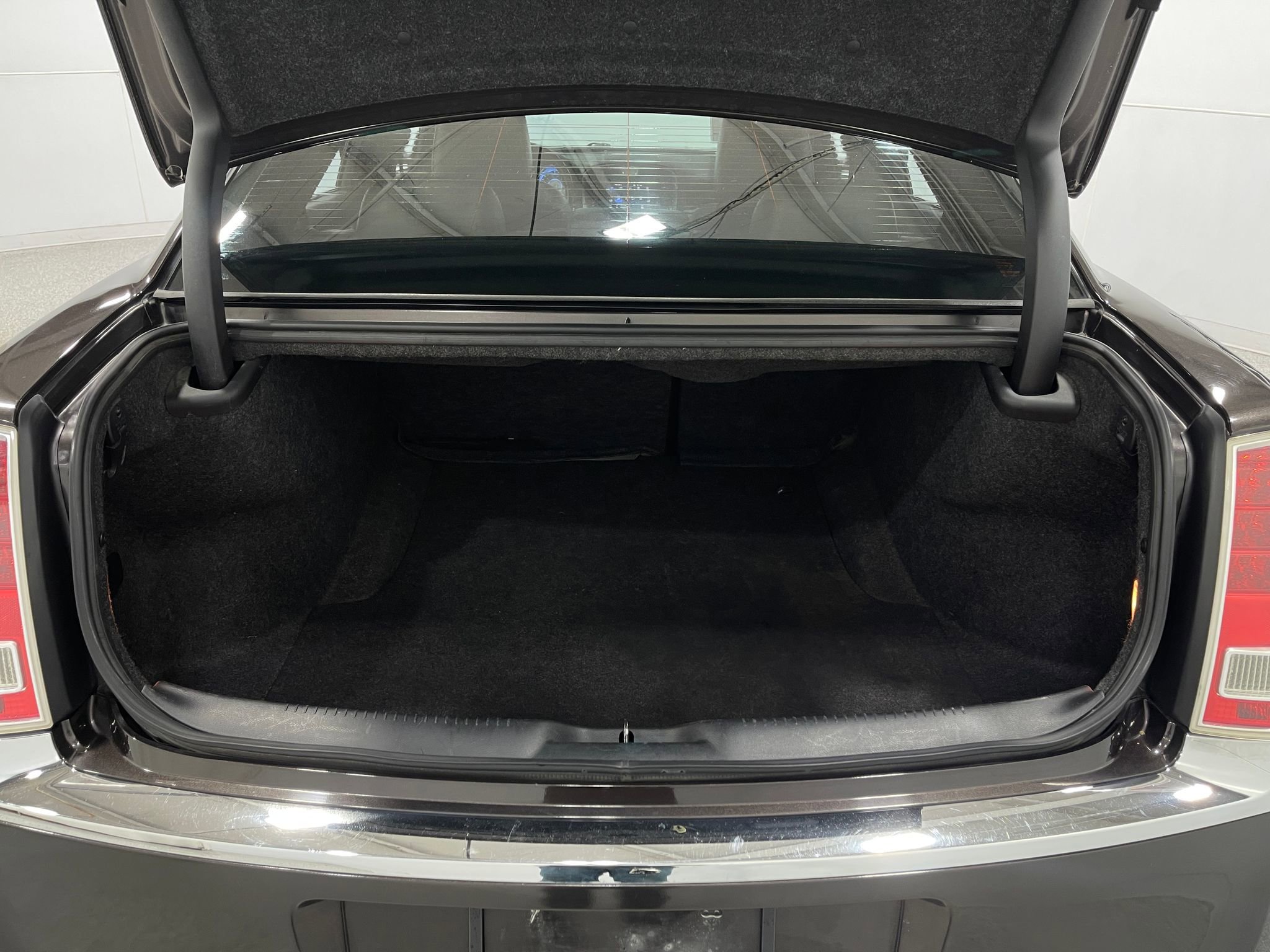 Used 2012 Chrysler 300 Limited image 23