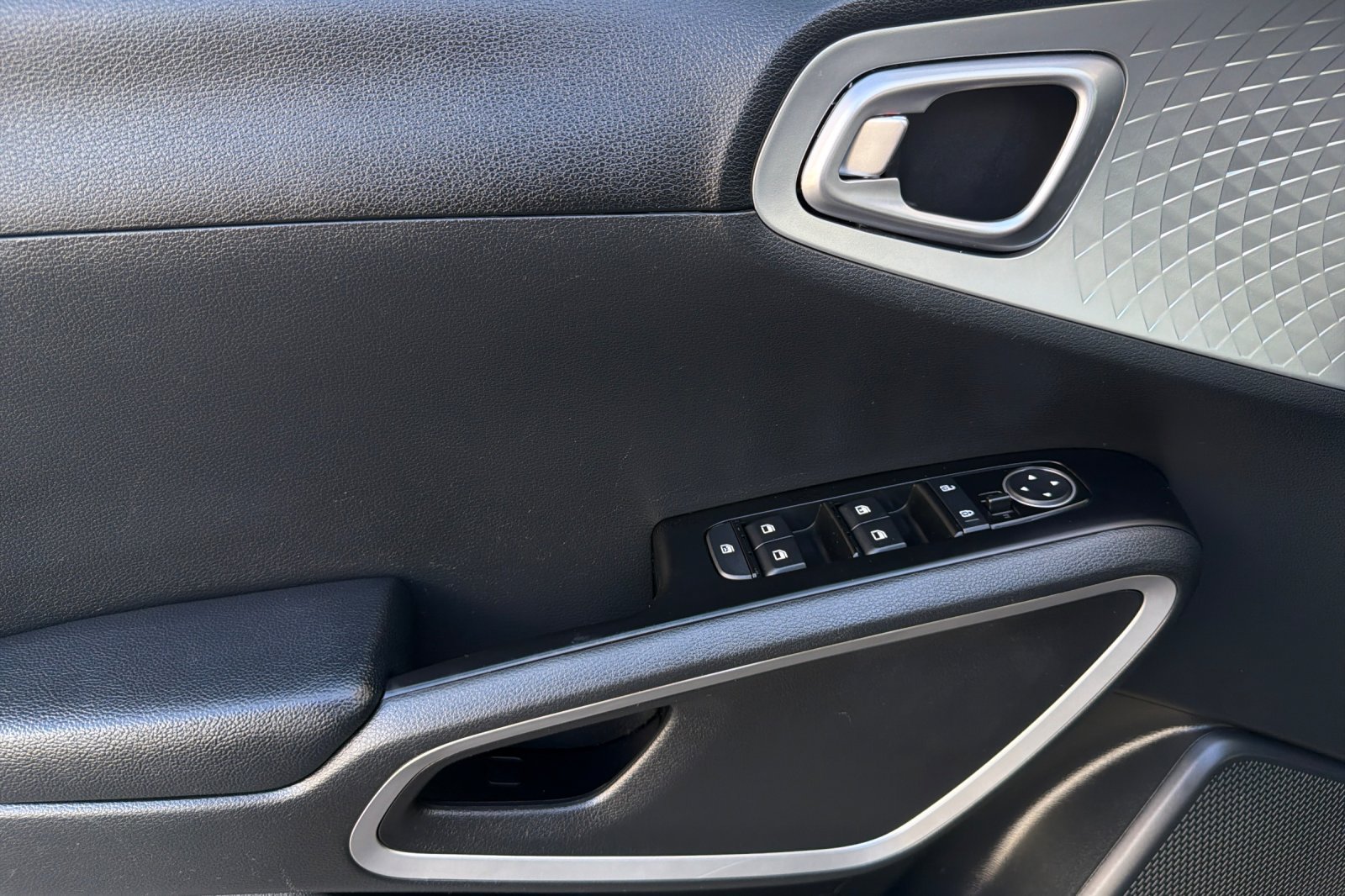 Used 2024 Kia Soul LX w/ LX Technology Package FWD image 11