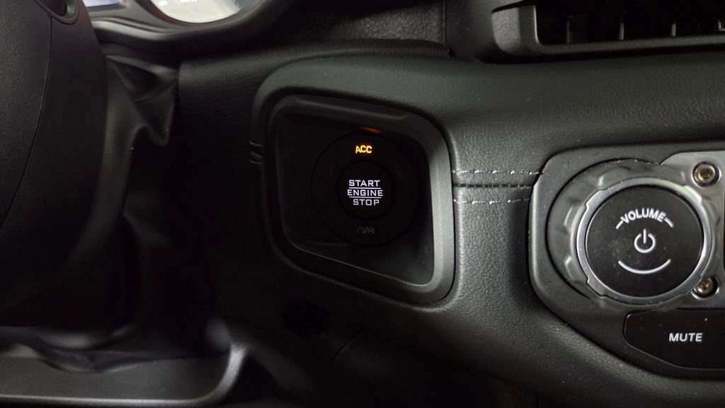 Used 2024 Jeep Gladiator Mojave w/ Technology Group image 20