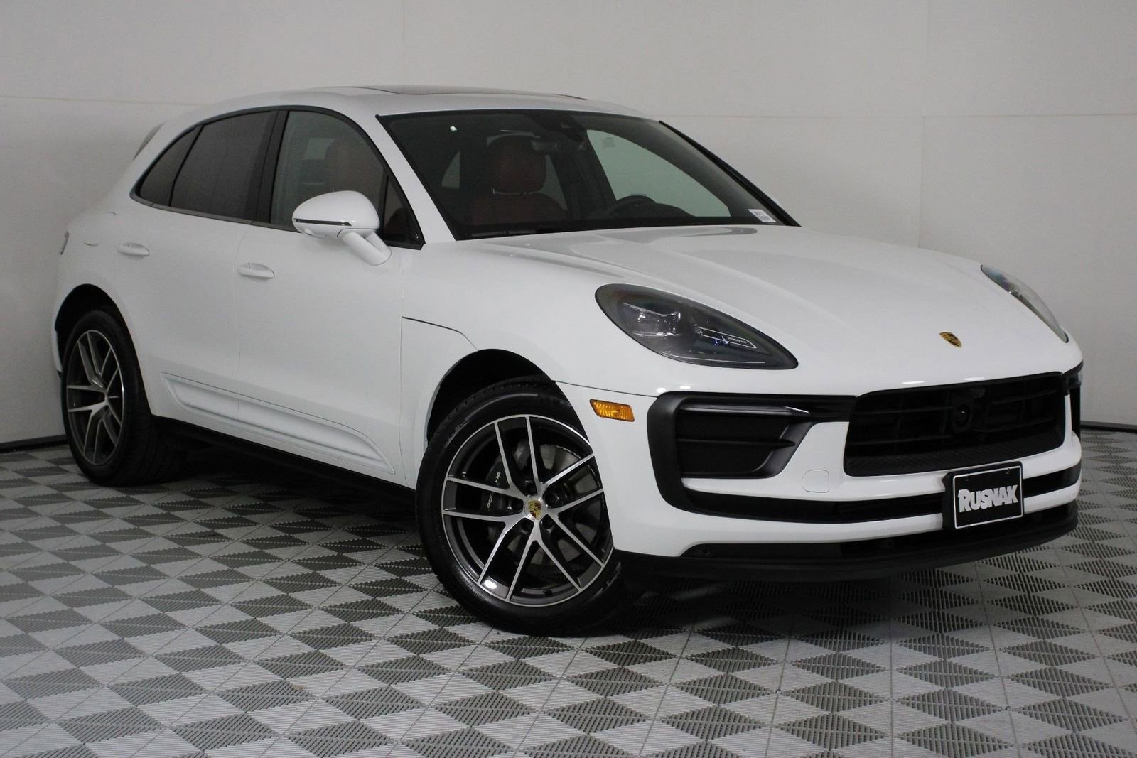 Certified 2025 Porsche Macan image 9