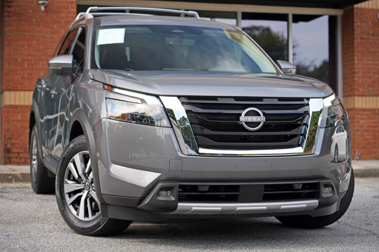 Used 2025 Nissan Pathfinder SL AWD/4WD image 2