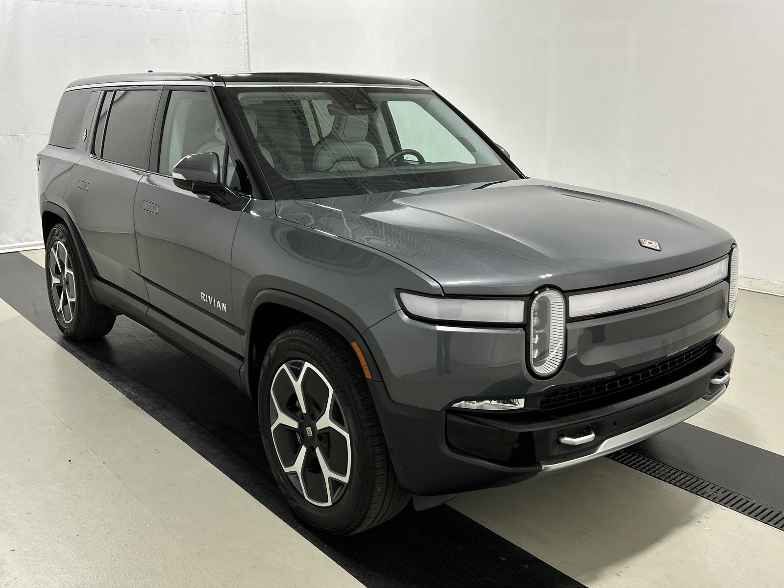 Used 2024 Rivian R1S Adventure AWD/4WD image 7
