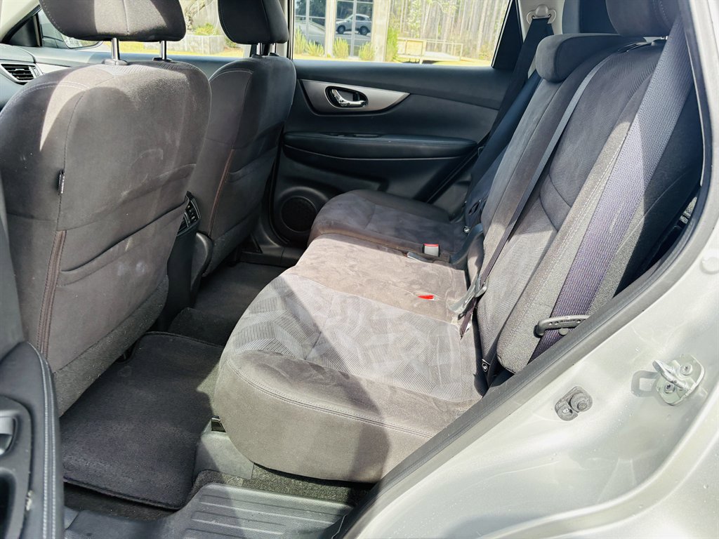 Used 2015 Nissan Rogue S image 11