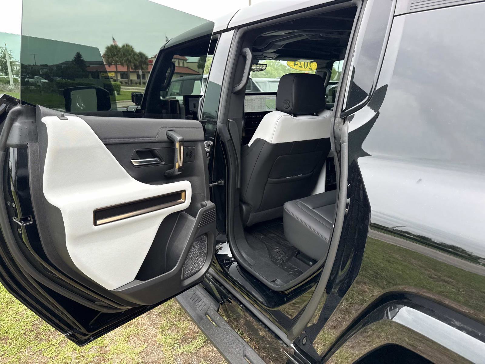Used 2024 GMC Hummer EV 2X w/ LPO, Illumination Package AWD/4WD image 12