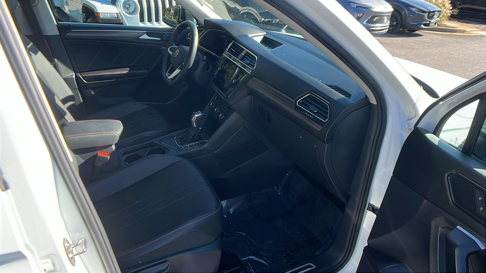 Used 2024 Volkswagen Tiguan SE image 19