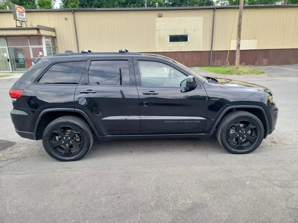 Used 2018 Jeep Grand Cherokee Laredo AWD/4WD image 4