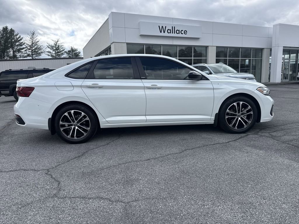 Used 2024 Volkswagen Jetta Sport image 4