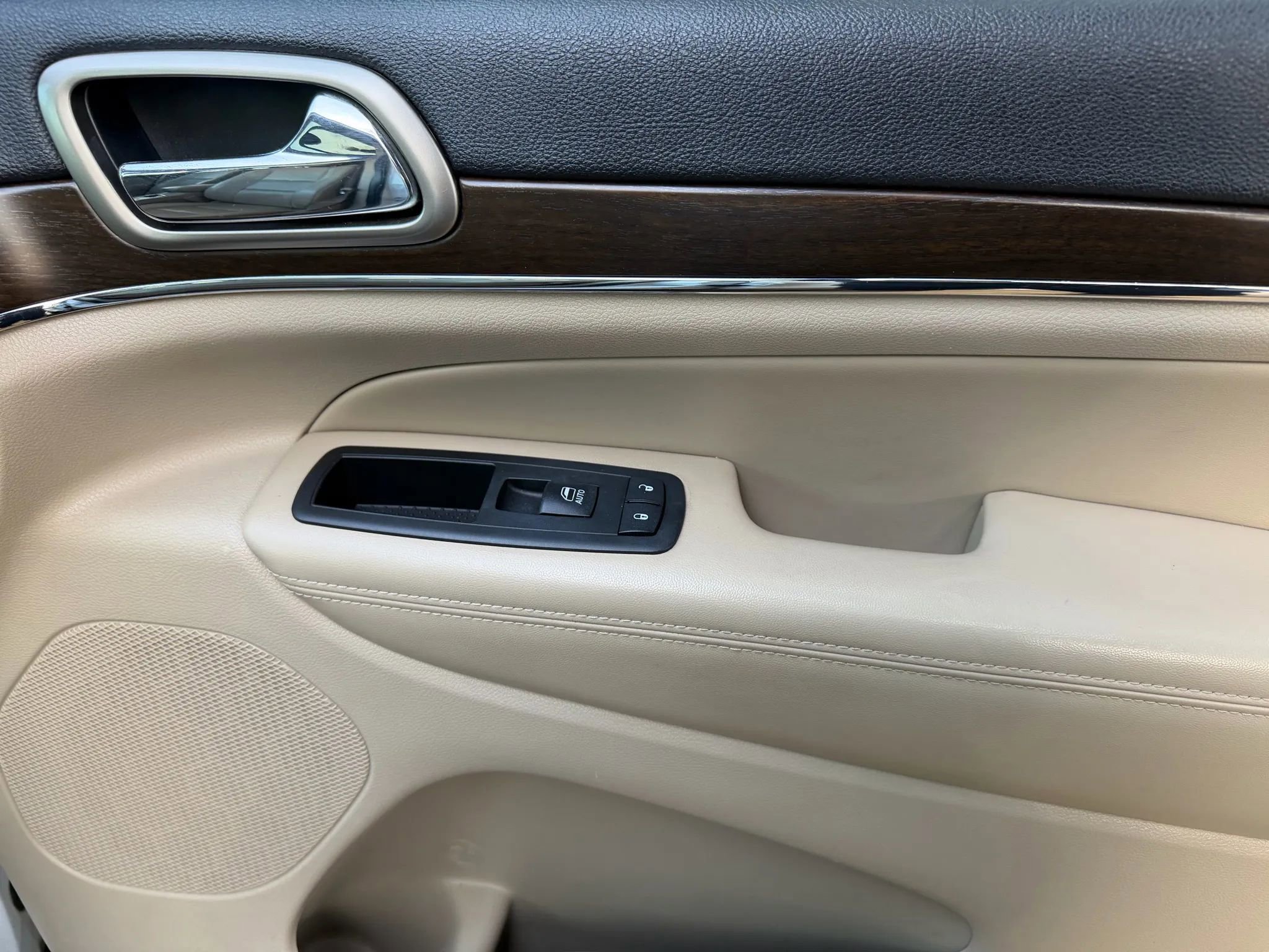 Used 2015 Jeep Grand Cherokee Limited w/ Luxury Group II image 15