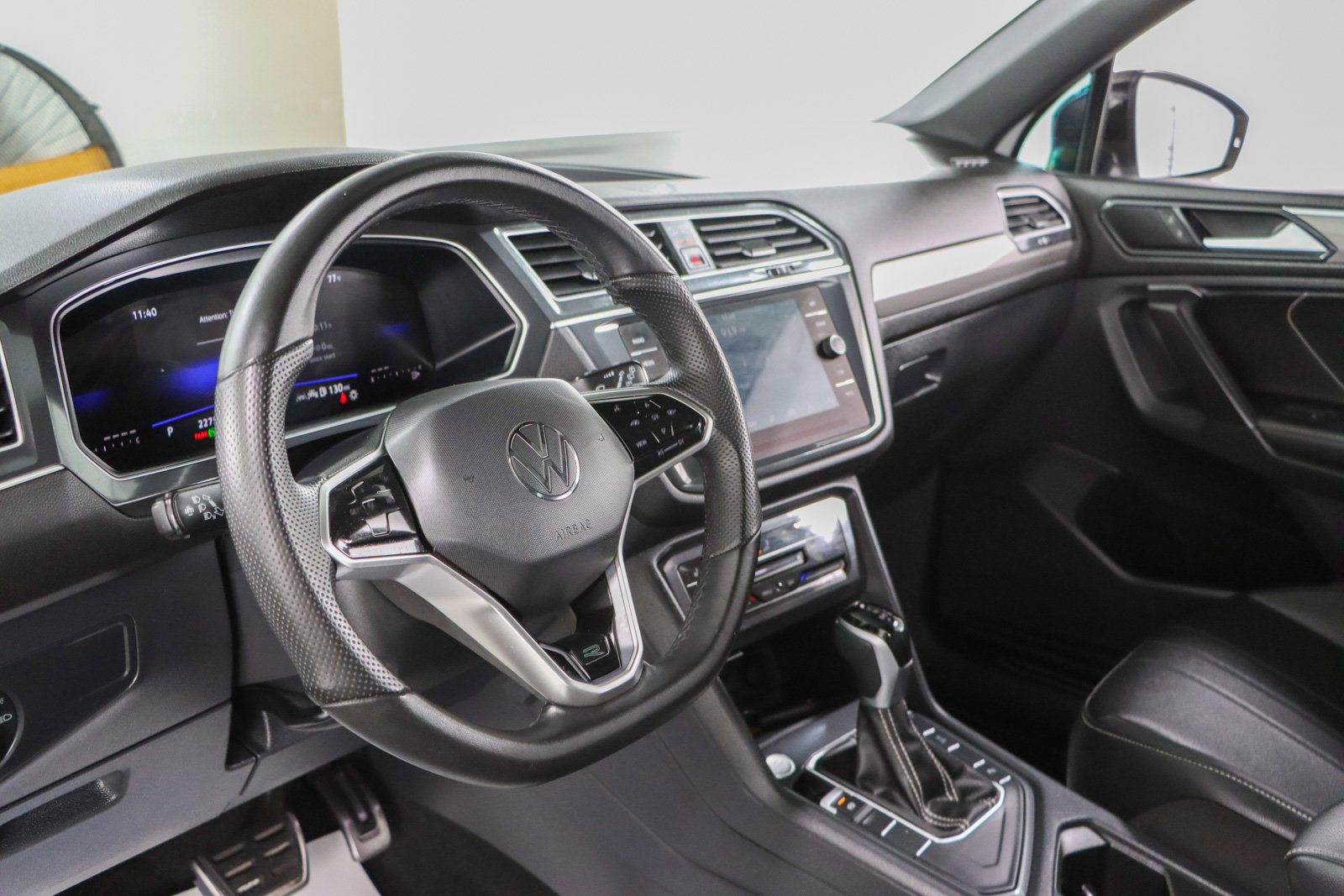 Used 2024 Volkswagen Tiguan SE R-Line FWD image 23