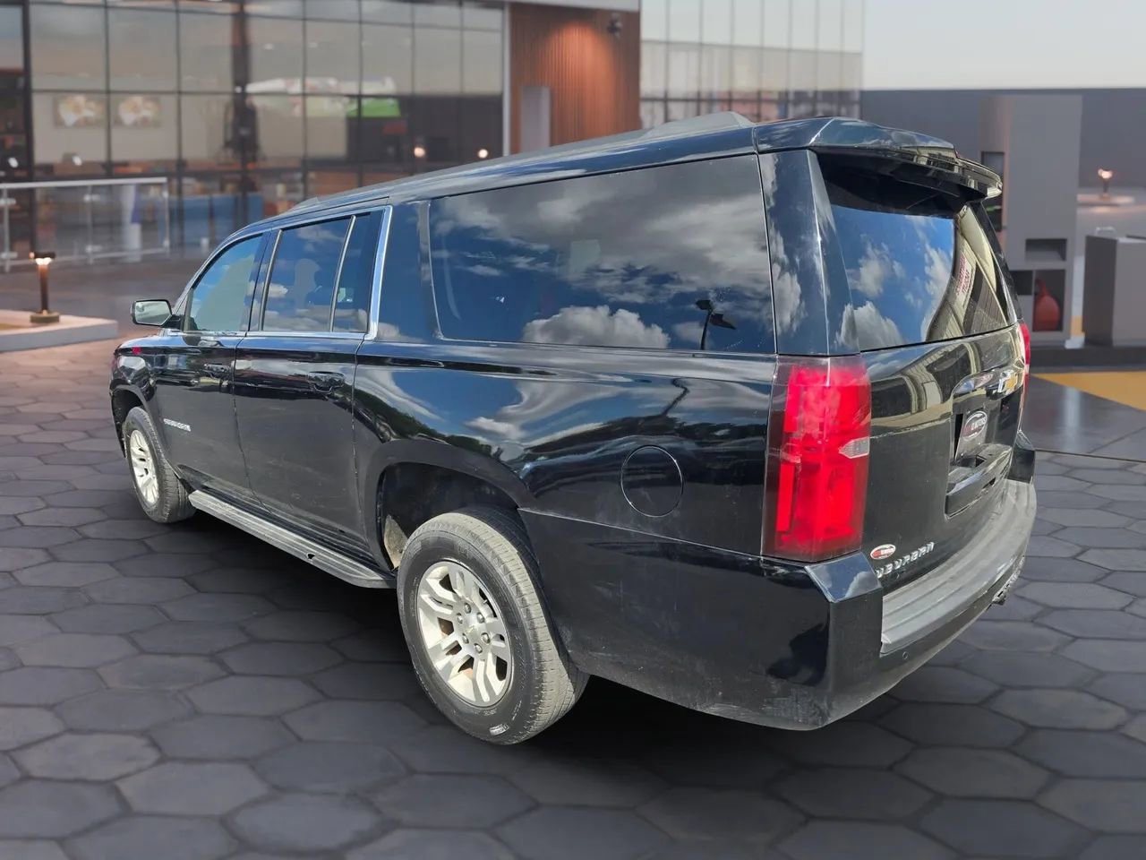 Used 2017 Chevrolet Suburban LT image 3