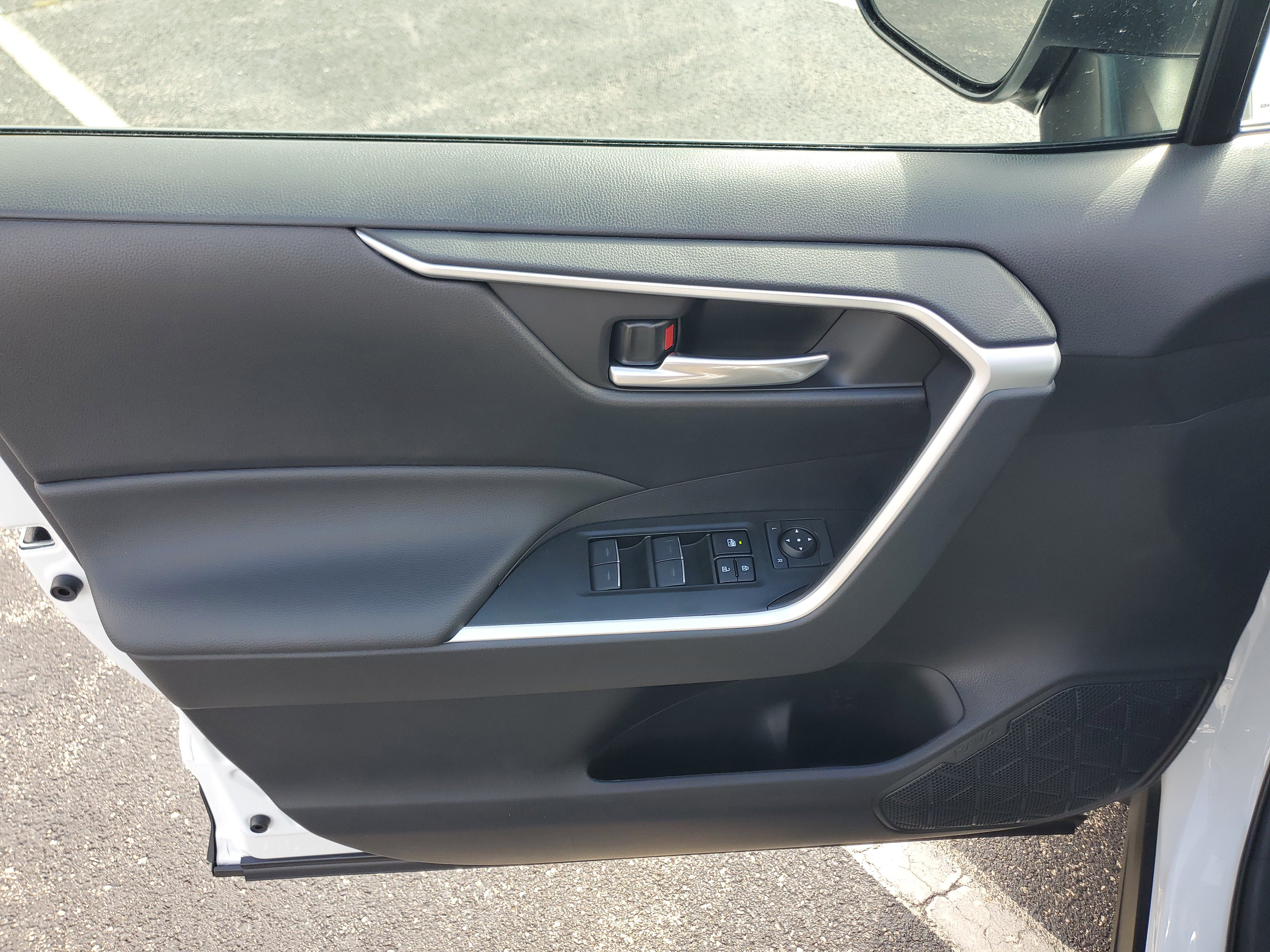 Used 2025 Toyota RAV4 XLE image 21