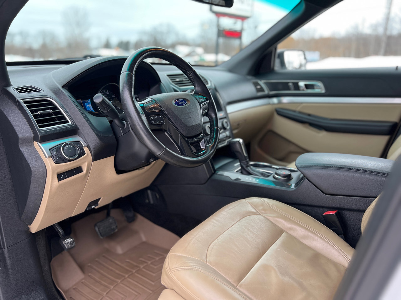 Used 2016 Ford Explorer XLT w/ Equipment Group 202A image 17