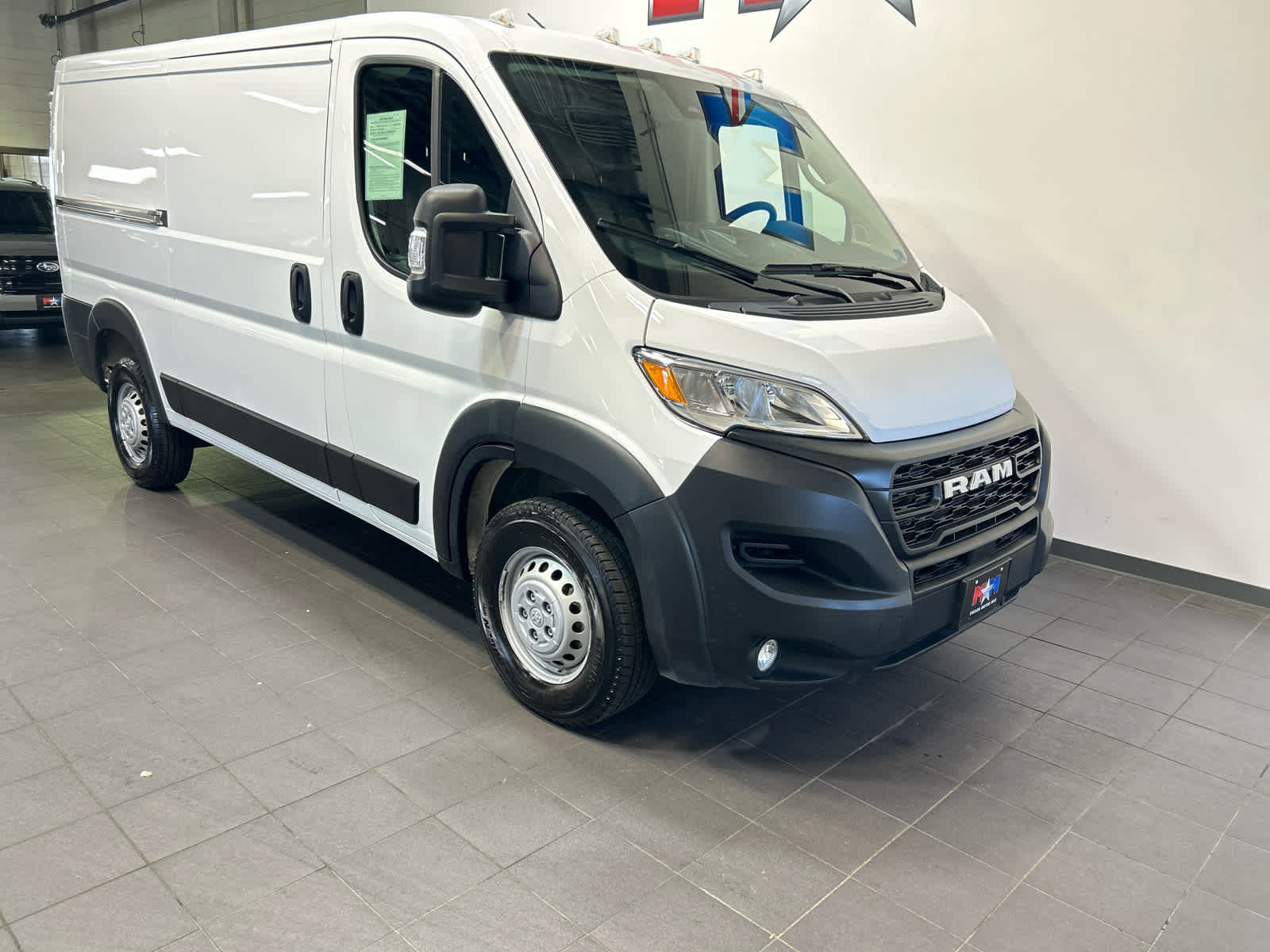 Used 2025 RAM ProMaster 2500 w/ Convenience Group FWD image 2