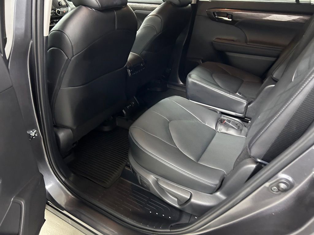 Used 2024 Toyota Highlander Platinum image 16