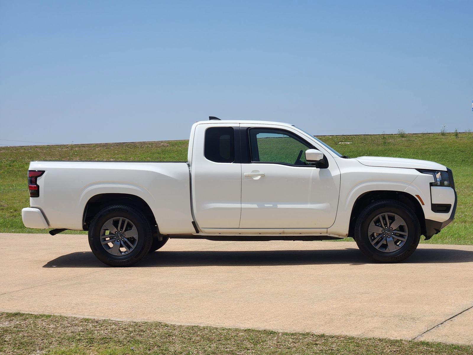 Used 2025 Nissan Frontier SV RWD image 7