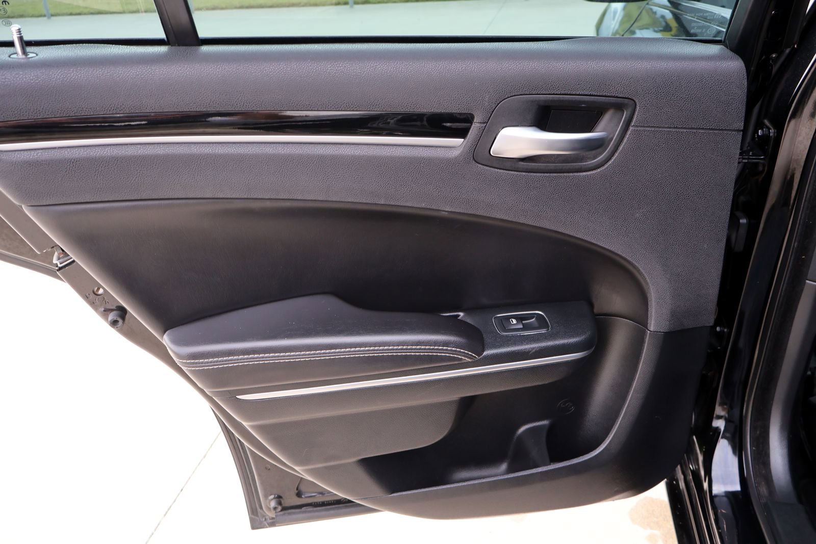 Used 2018 Chrysler 300 S RWD image 12