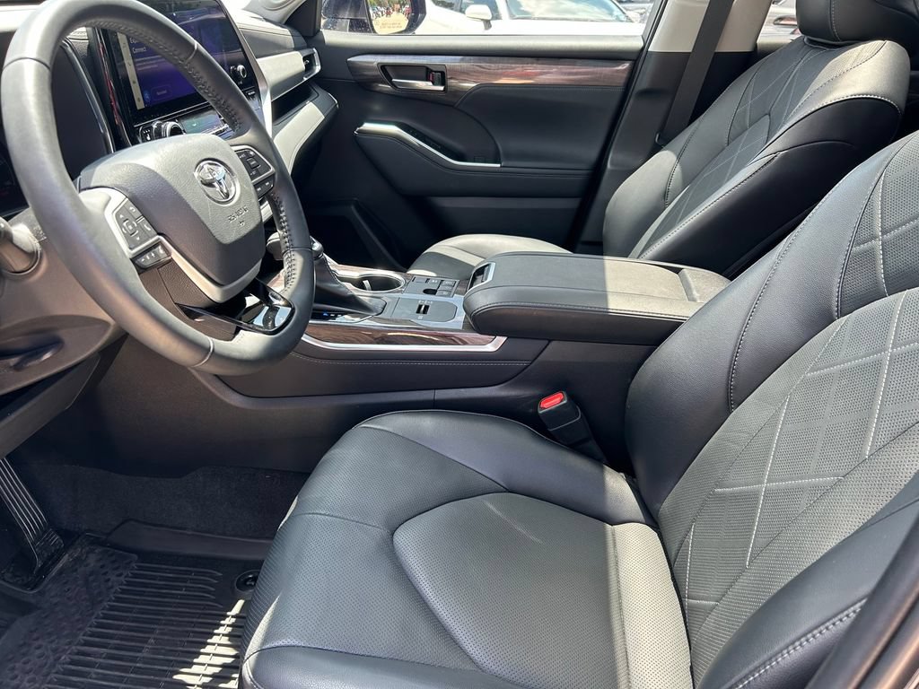 Used 2023 Toyota Highlander Platinum FWD image 11