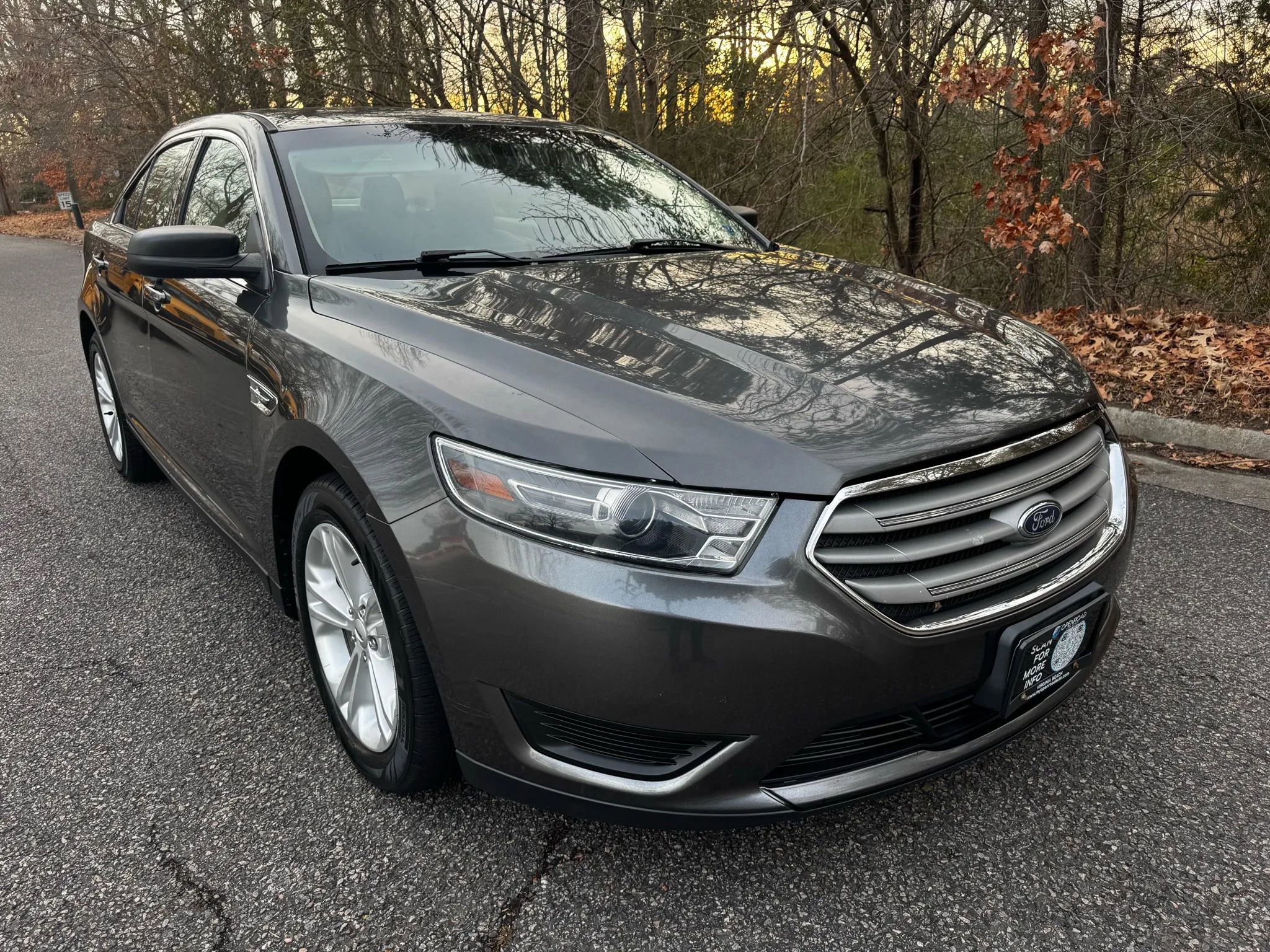 Used 2017 Ford Taurus SE image 6