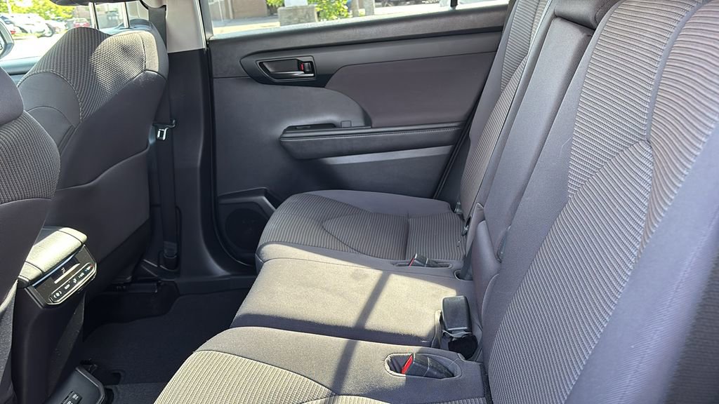 Used 2020 Toyota Highlander LE image 29