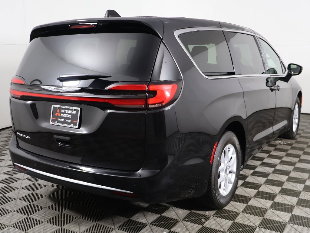 Used 2025 Chrysler Pacifica Select image 11
