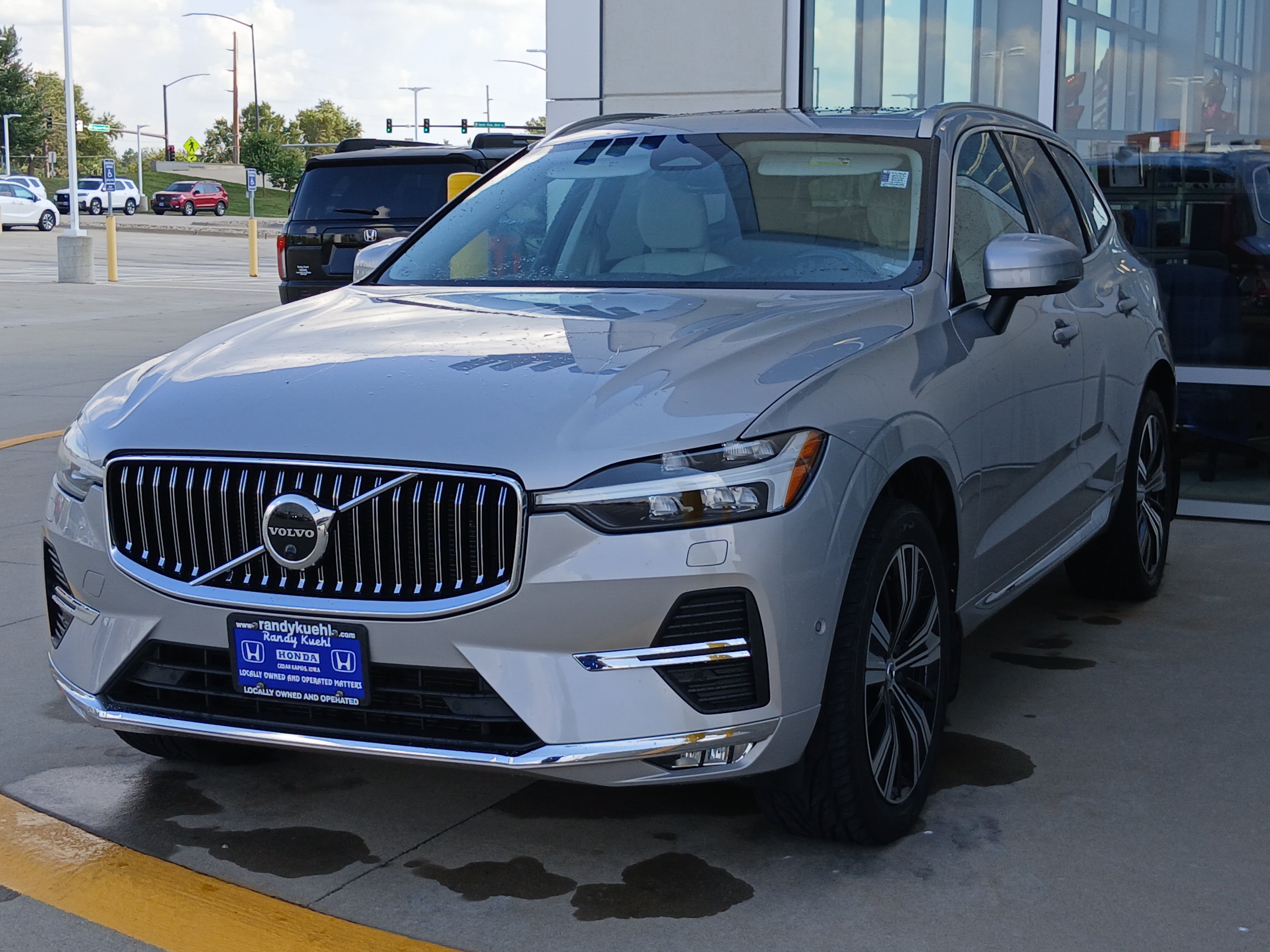 Used 2022 Volvo XC60 B6 Inscription AWD/4WD image 3